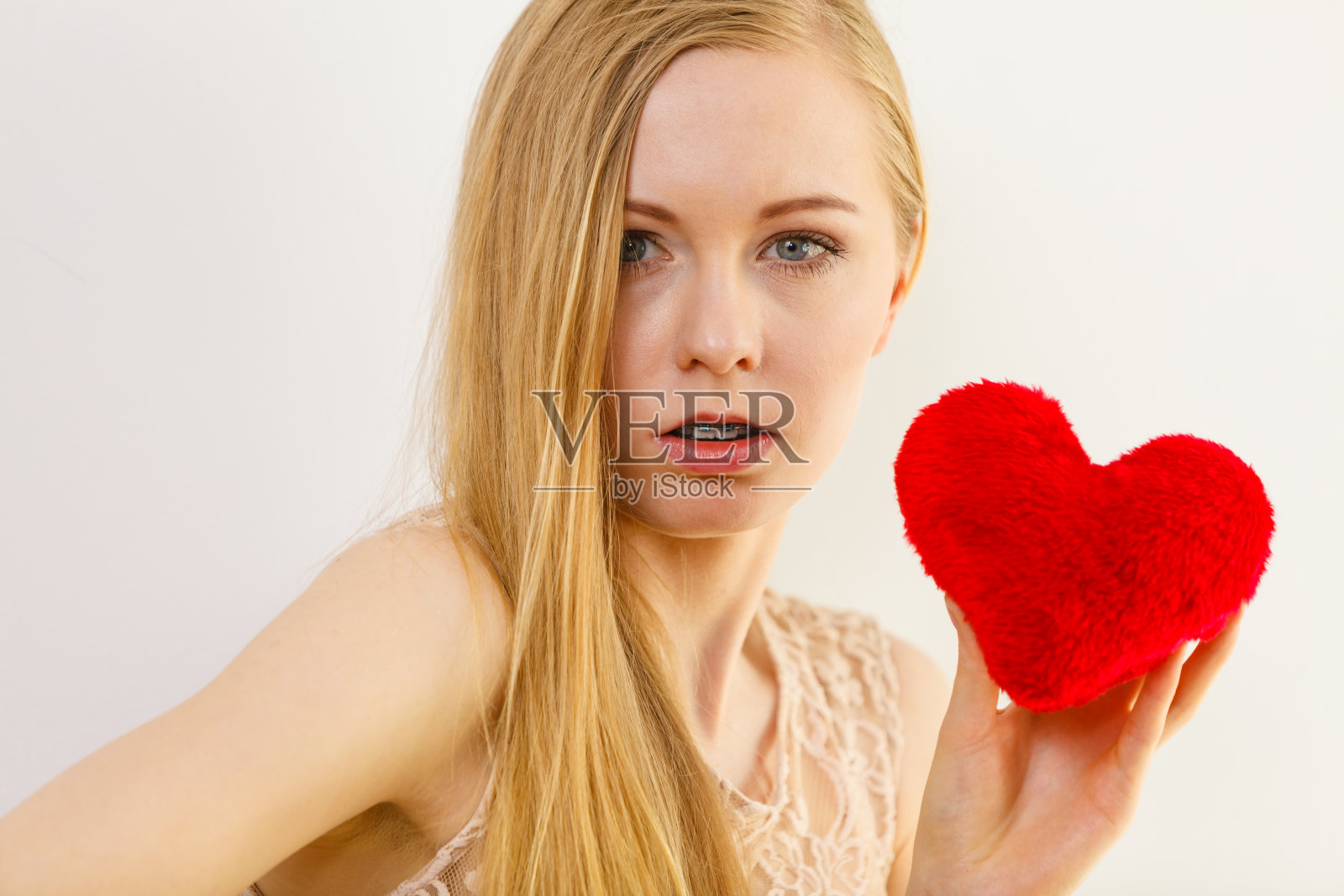 情人节悲伤的女人照片摄影图片