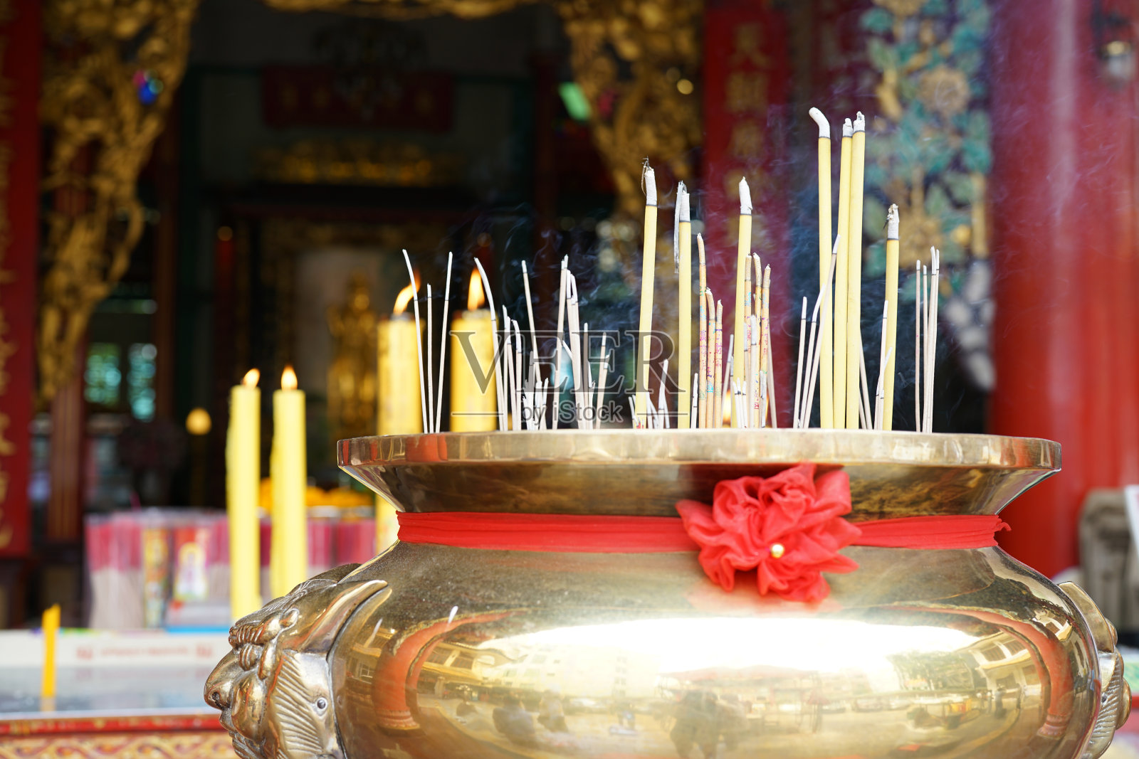 香或与上升的烟在神龛照片摄影图片