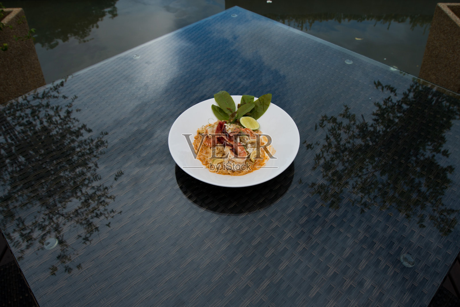 柚子柠檬腰果虾仁照片摄影图片