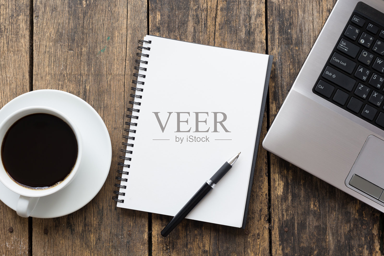 空笔记本，咖啡杯和电脑放在木桌上，俯视图照片摄影图片