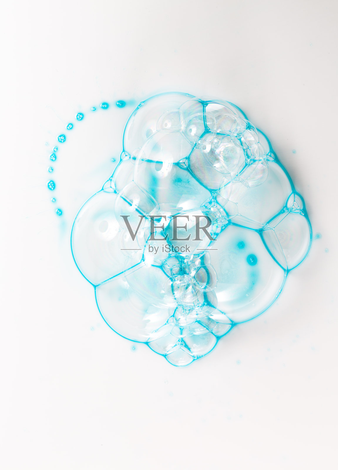 蓝色沐浴露白色背景上的肥皂泡，俯视图。照片摄影图片