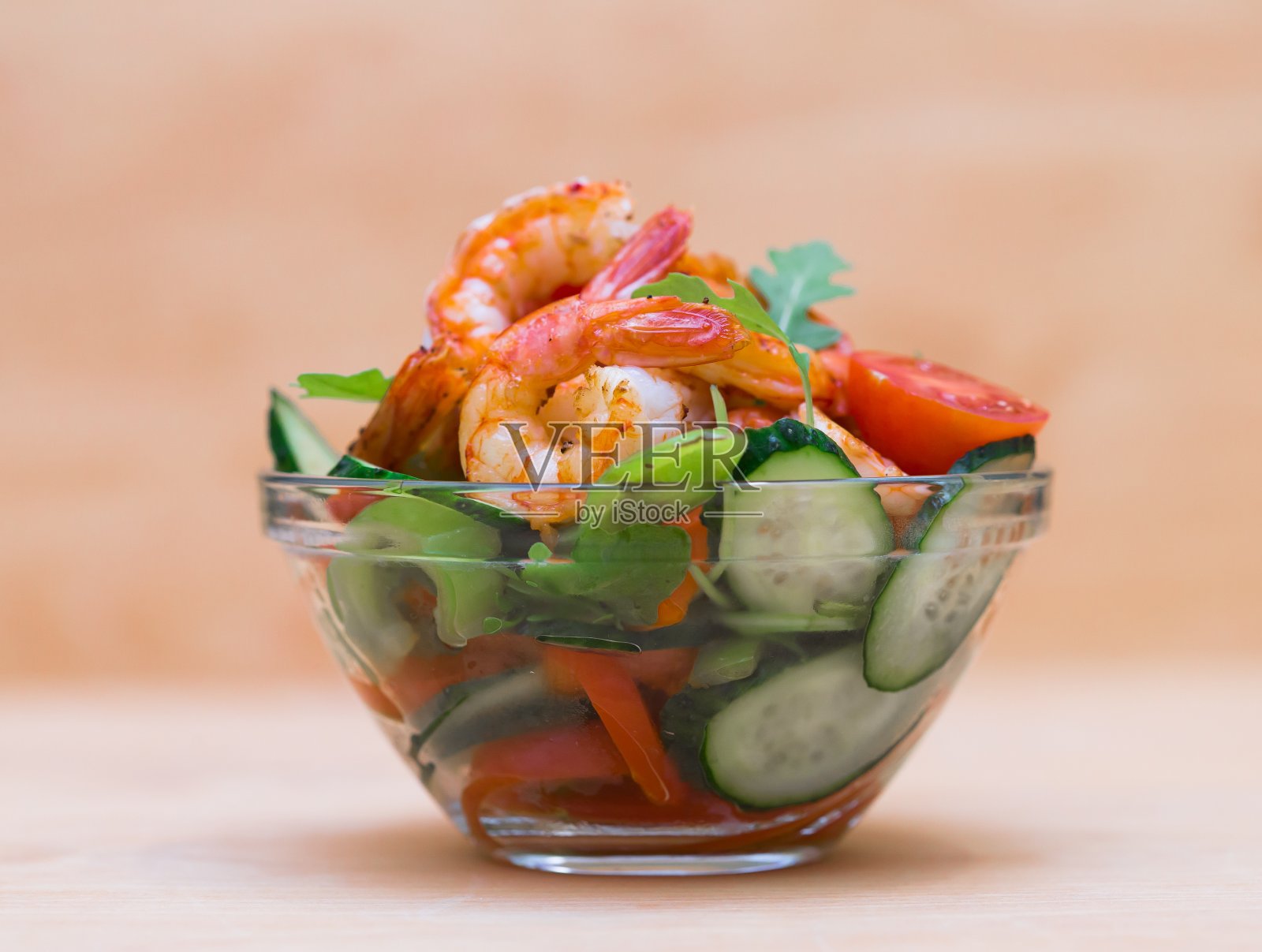 食物。海螯虾沙拉，米色背景照片摄影图片