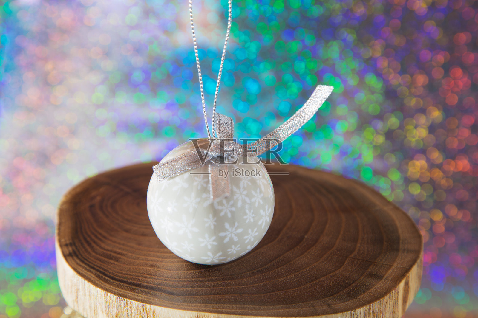 木桩上的新年球照片摄影图片