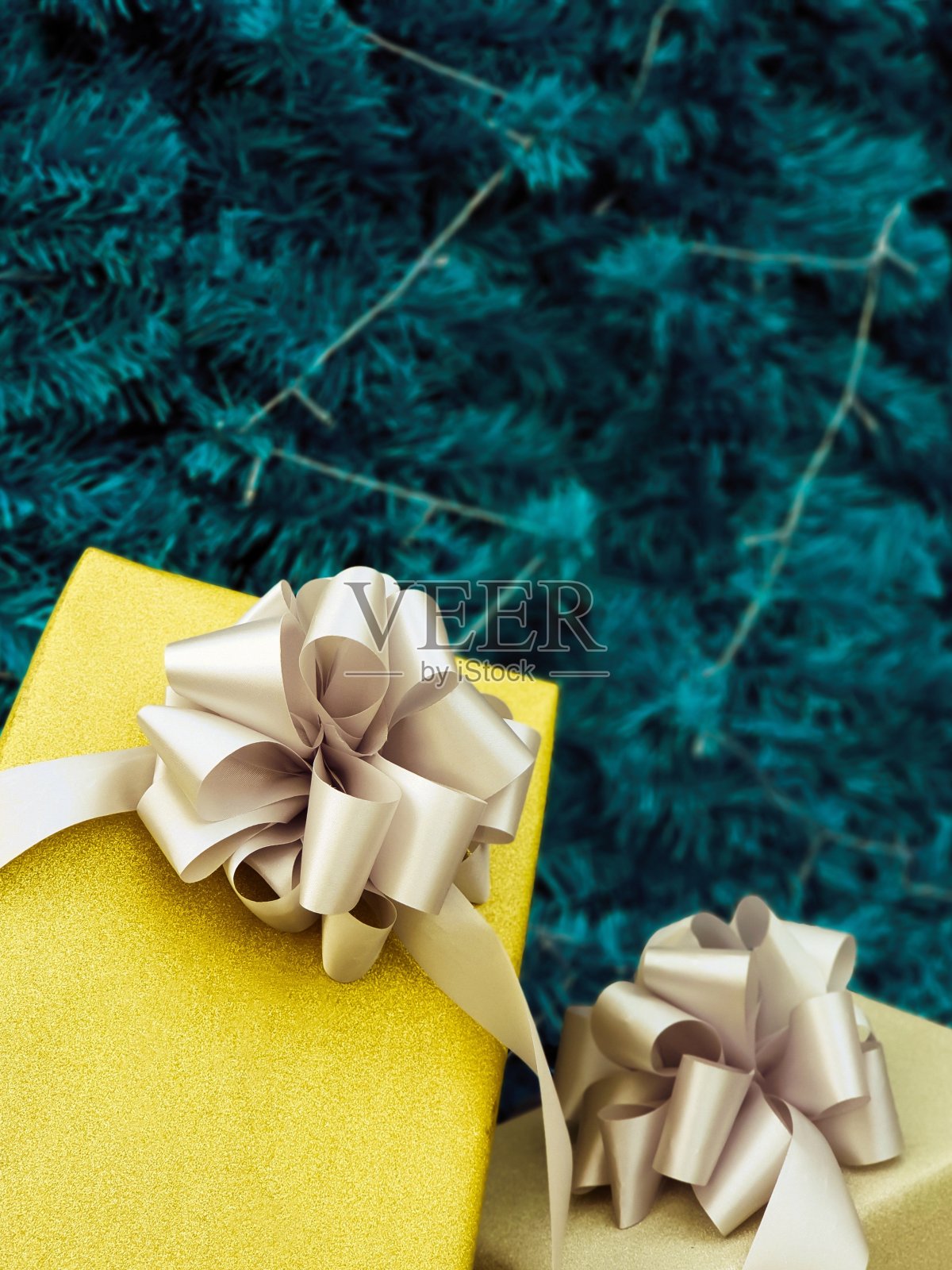 圣诞树上装饰着美丽的饰品和礼盒照片摄影图片