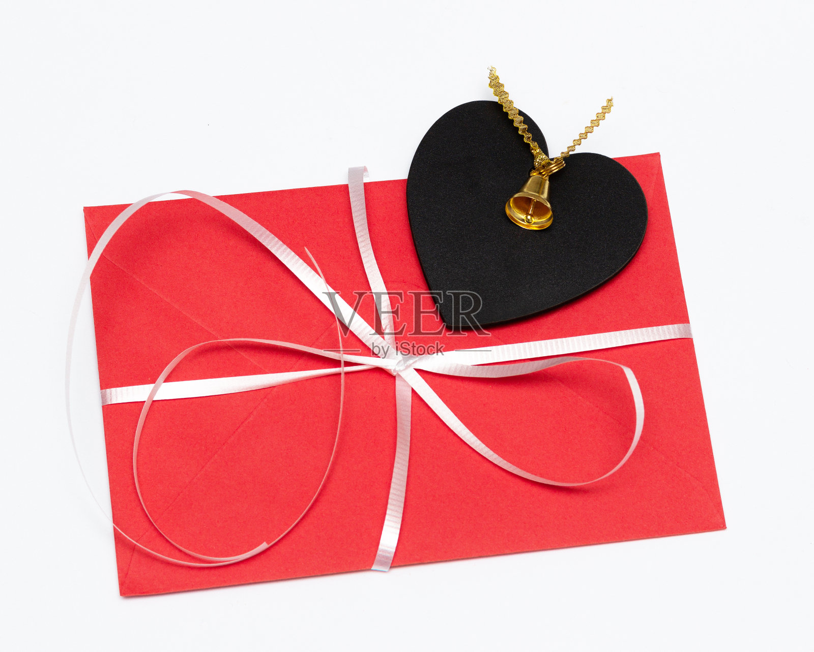 空白的红色信封孤立在白色背景和阴影。模型，爱的宣言。照片摄影图片