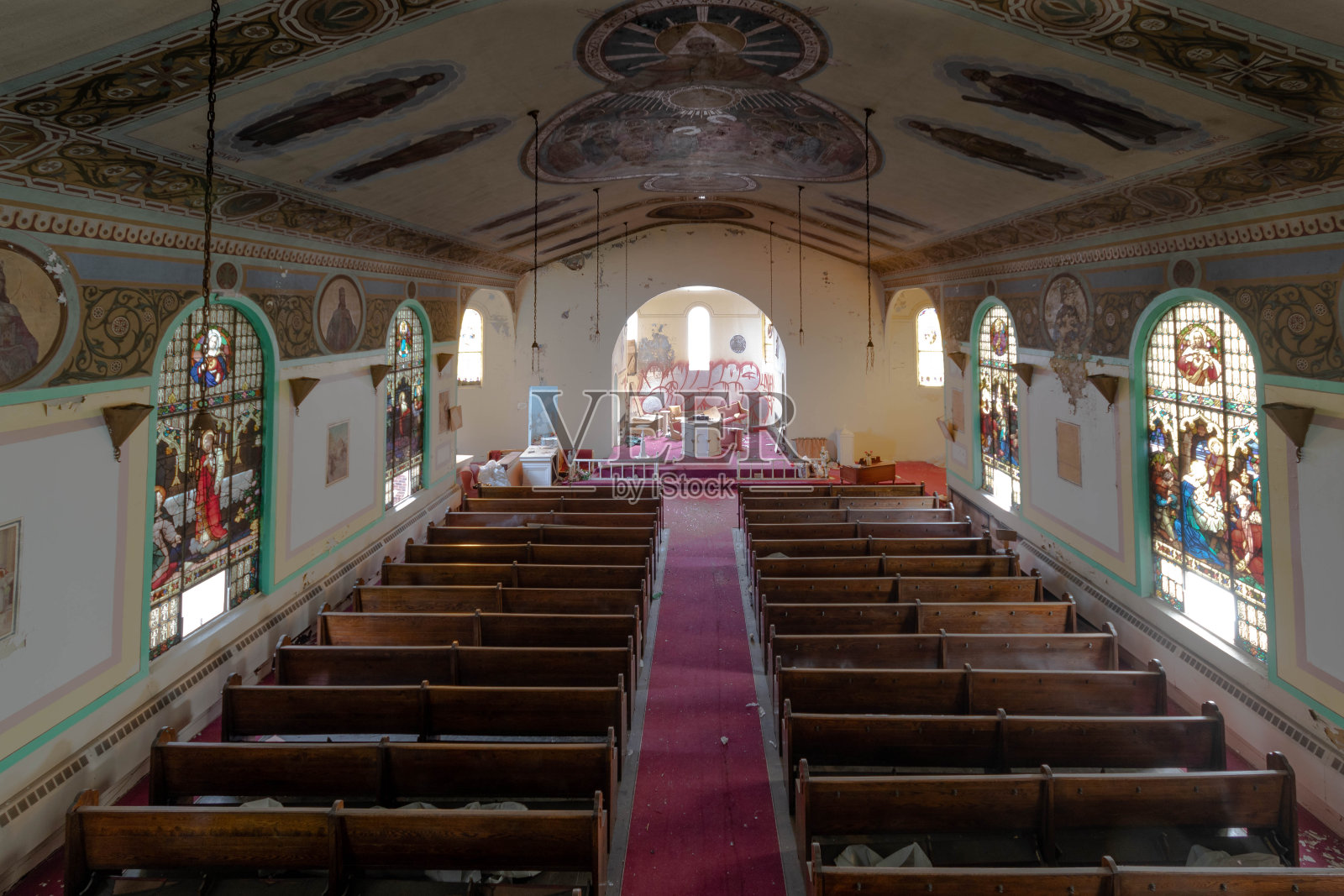 美丽的手绘天花板和底特律废弃的教堂照片摄影图片