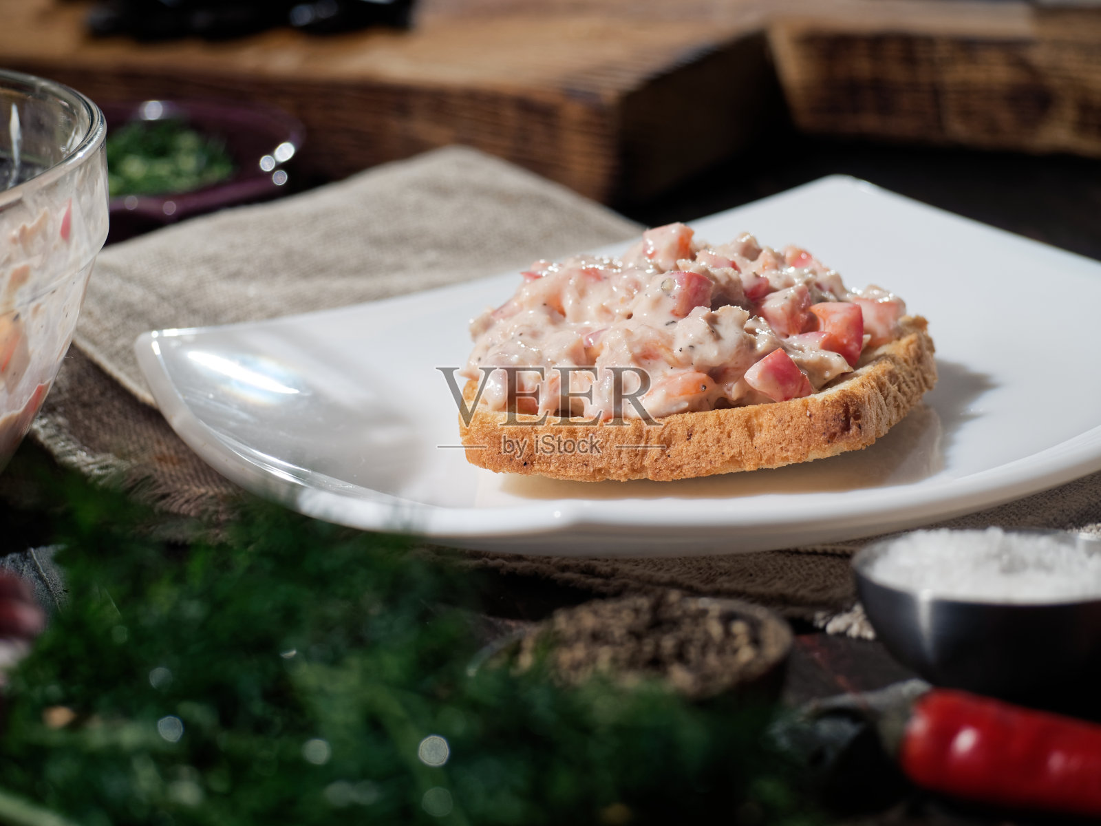 使金枪鱼三明治照片摄影图片