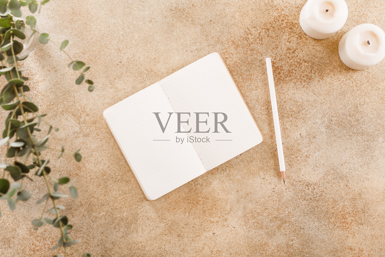 用白色铅笔打开笔记本。平躺，俯视图，模拟。规划和目标的概念。照片摄影图片