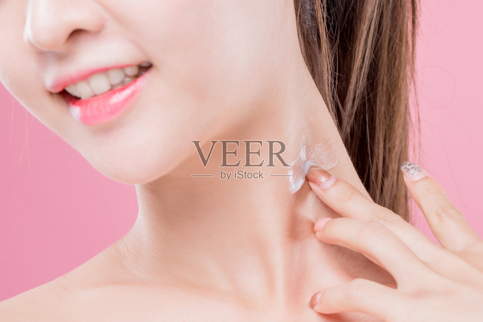 女人在胳膊上涂霜照片摄影图片