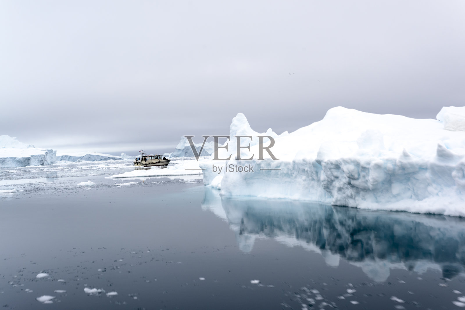 格陵兰岛伊卢利萨特冰湾漂浮着巨大的冰山照片摄影图片