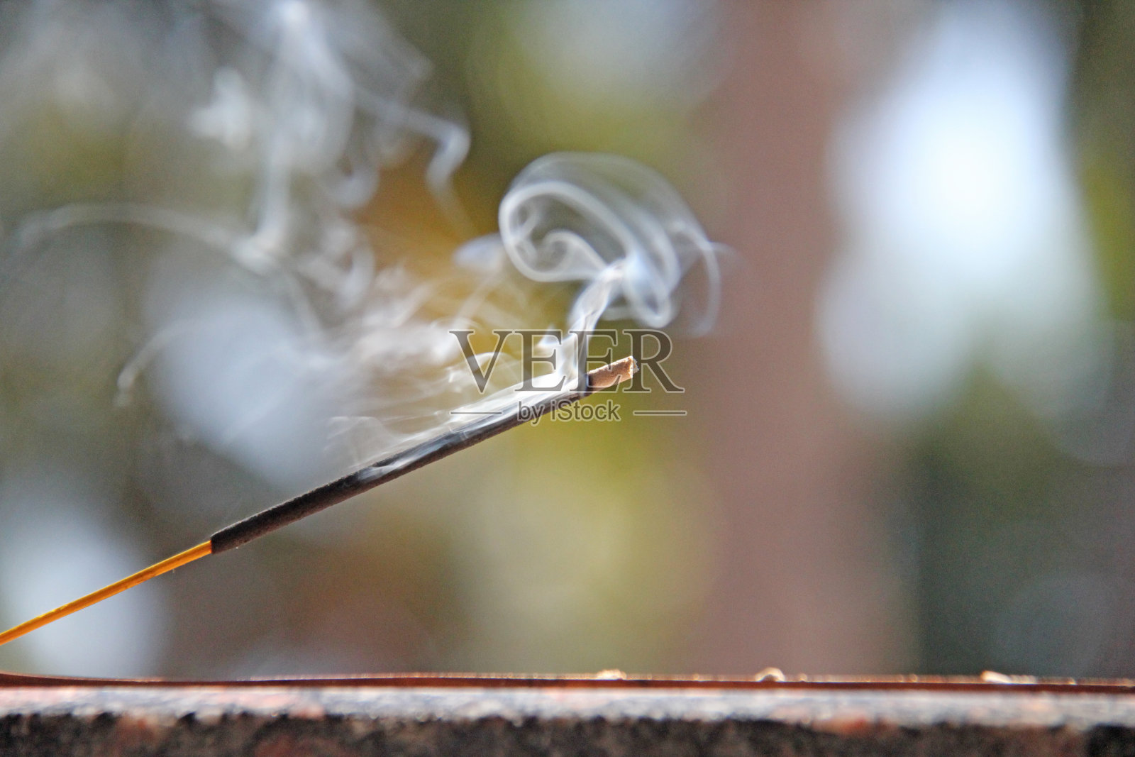 熏香和烟从熏香燃烧。美丽的烟雾。模糊的背景和设计与复制空间照片摄影图片