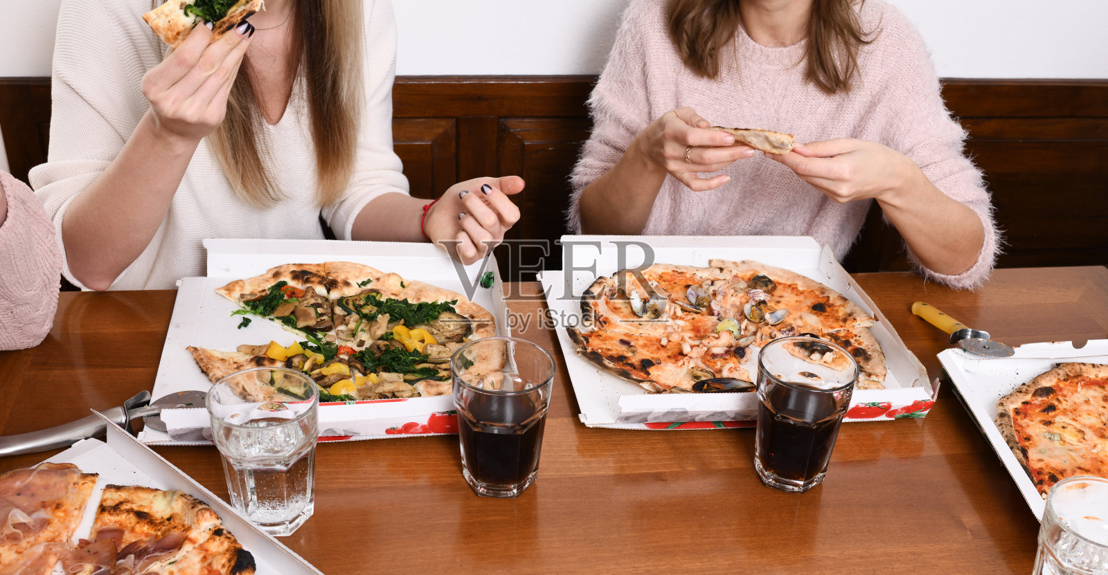 女孩们吃意大利披萨照片摄影图片