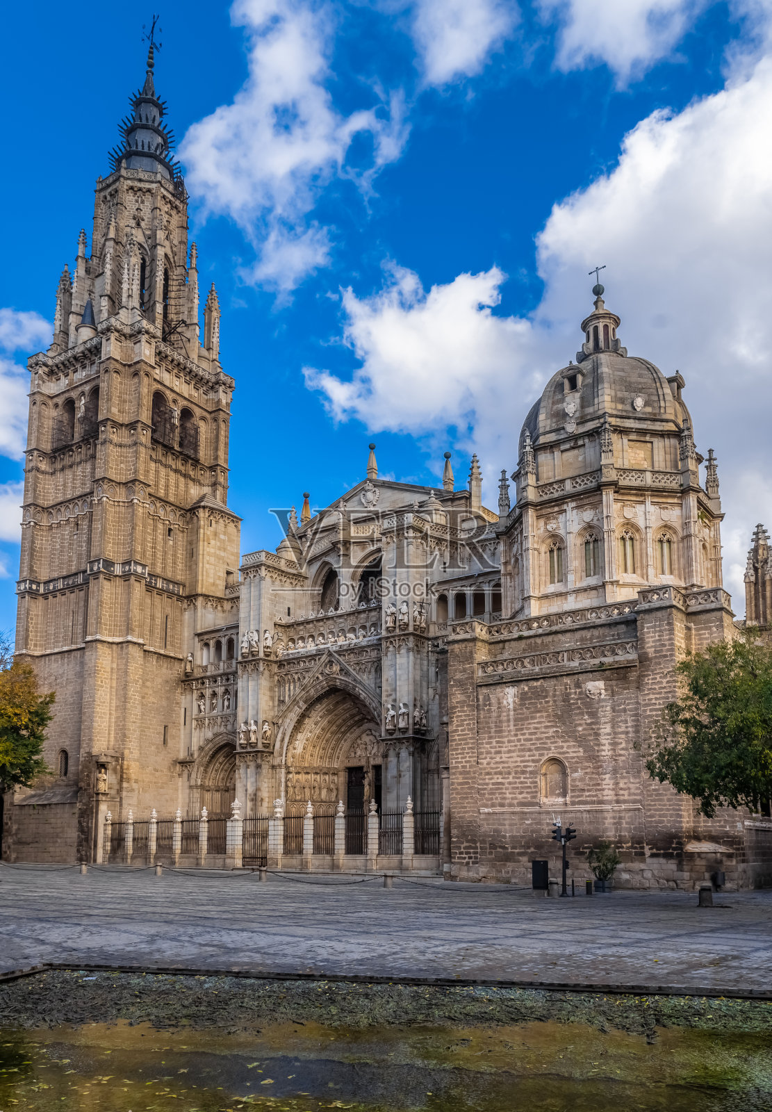 托莱多圣玛丽灵长类大教堂，13世纪西班牙三座高哥特式大教堂之一，被认为是西班牙哥特式风格的代表作。西班牙。照片摄影图片