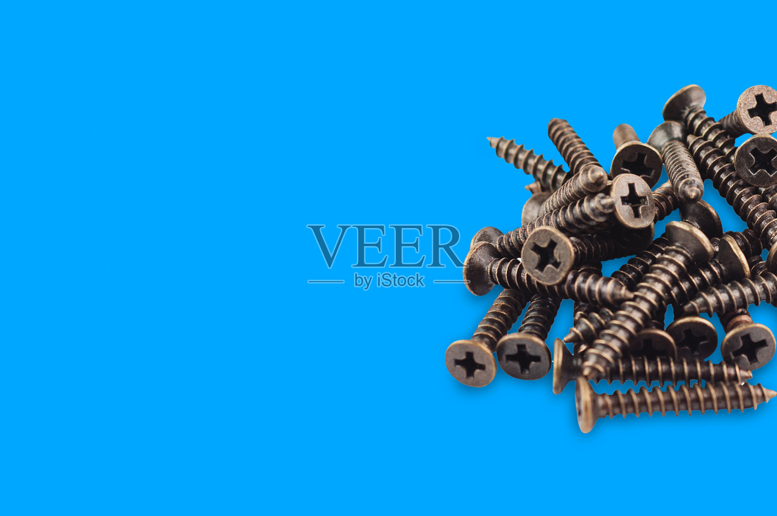 一堆螺丝为木材或金属在蓝色背景与复制空间为您的文本照片摄影图片