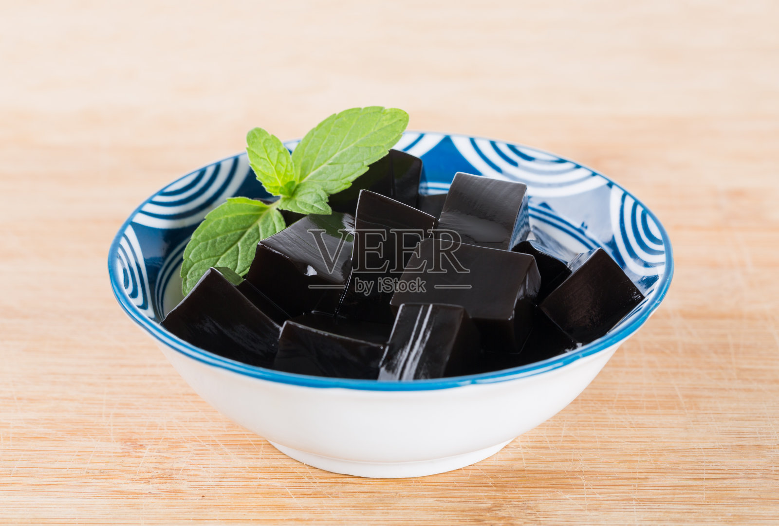 中国传统草本食物桂灵冻的特写。桂灵糕，一种传统的中药点心。照片摄影图片