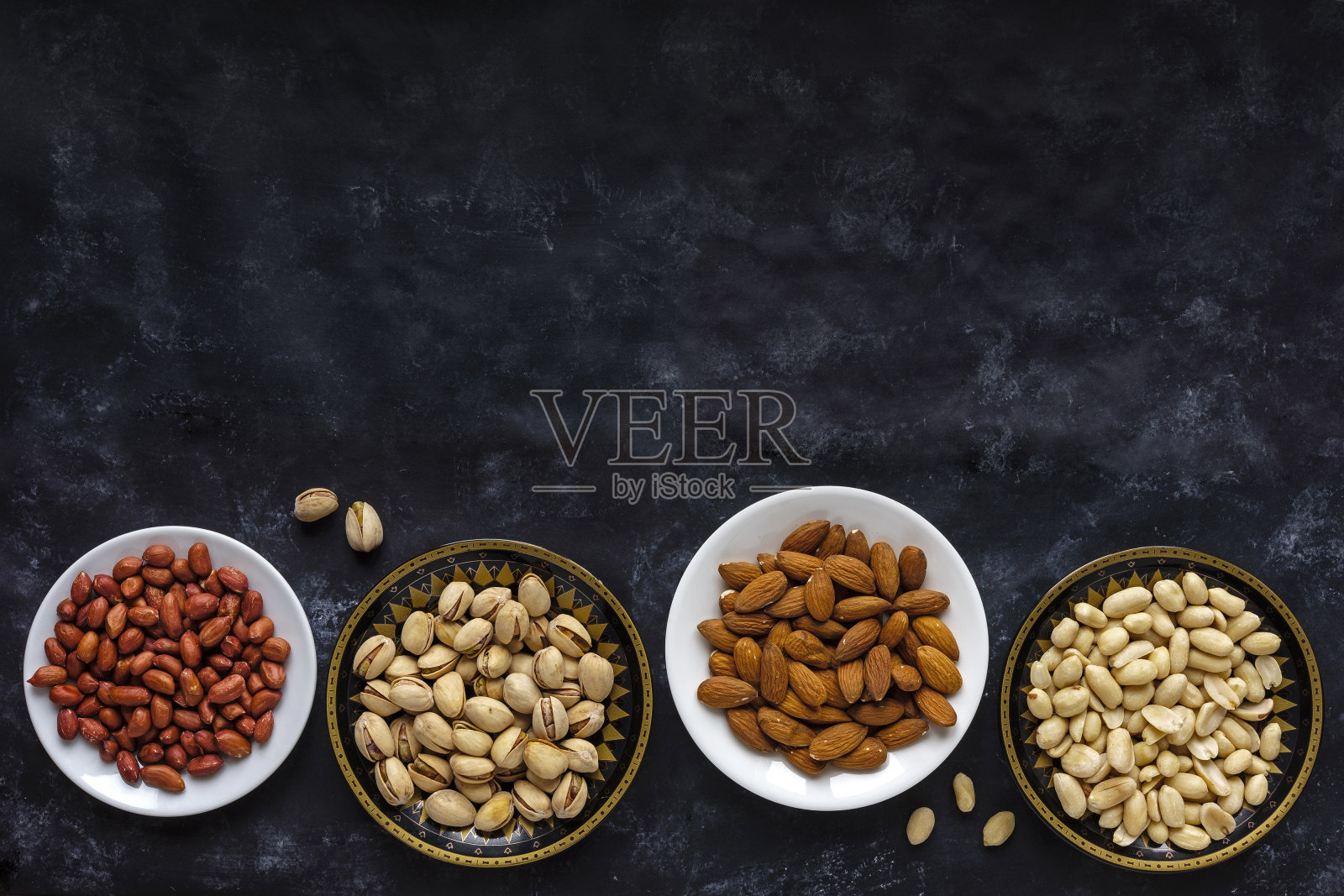 旁边是几碗什锦新鲜坚果照片摄影图片