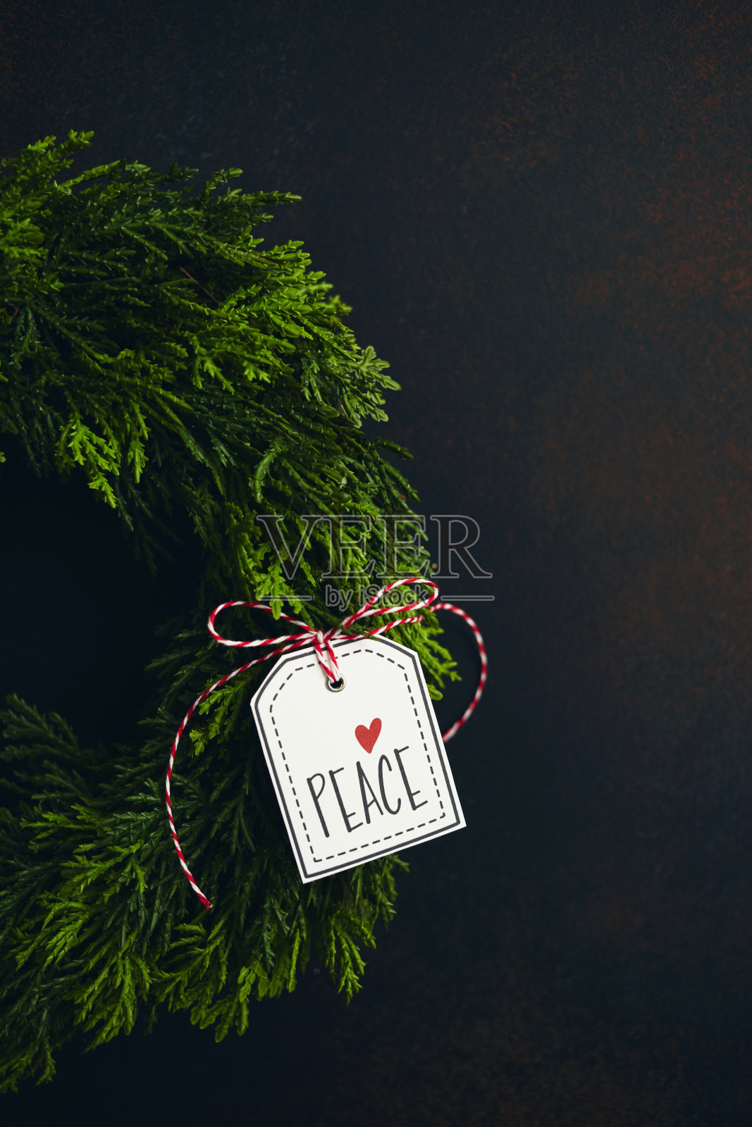 圣诞常青的花环与节日的平安讯息照片摄影图片