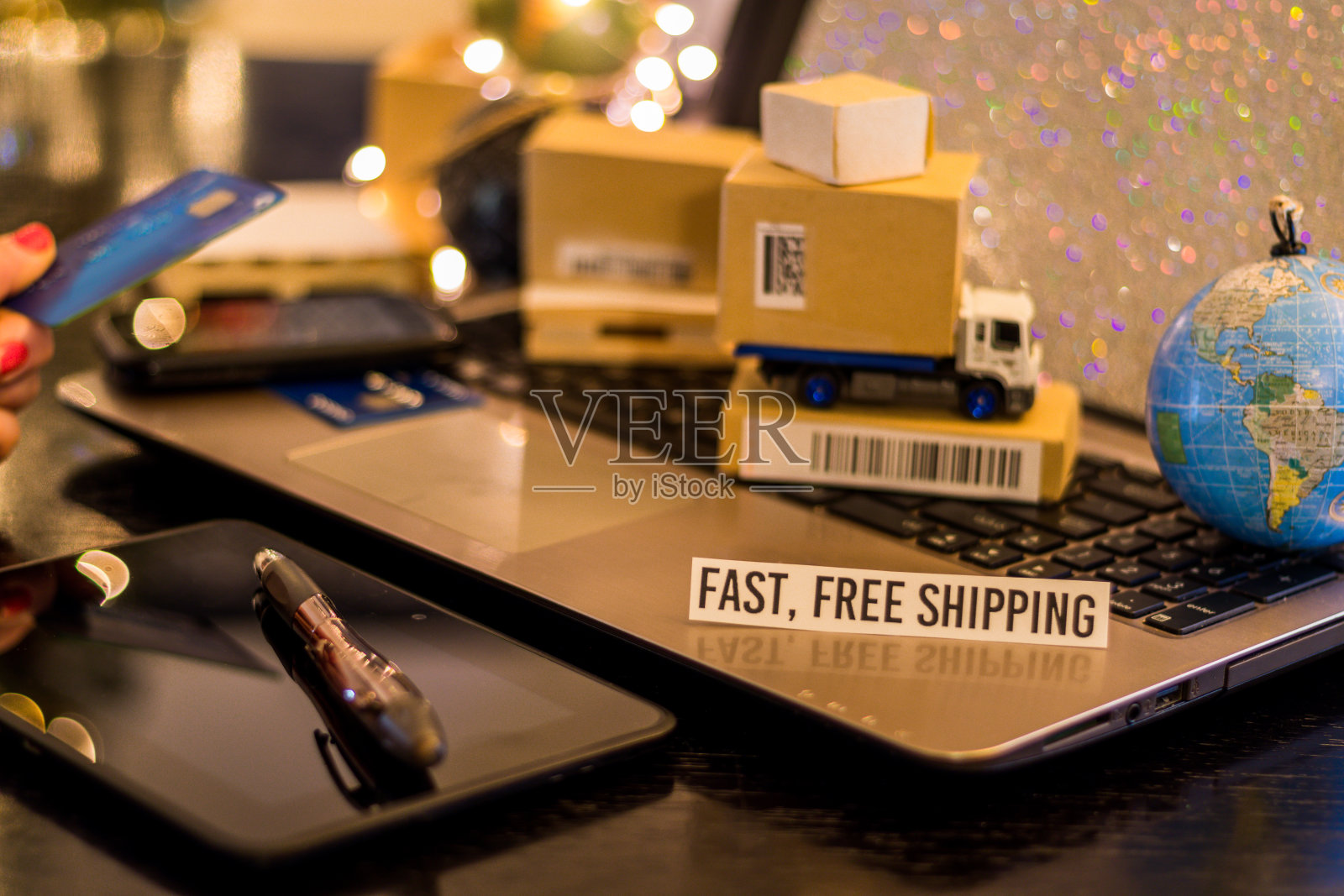 快速，免运费-静物物流的经营理念与笔记本电脑，电话，迷你船运纸箱照片摄影图片