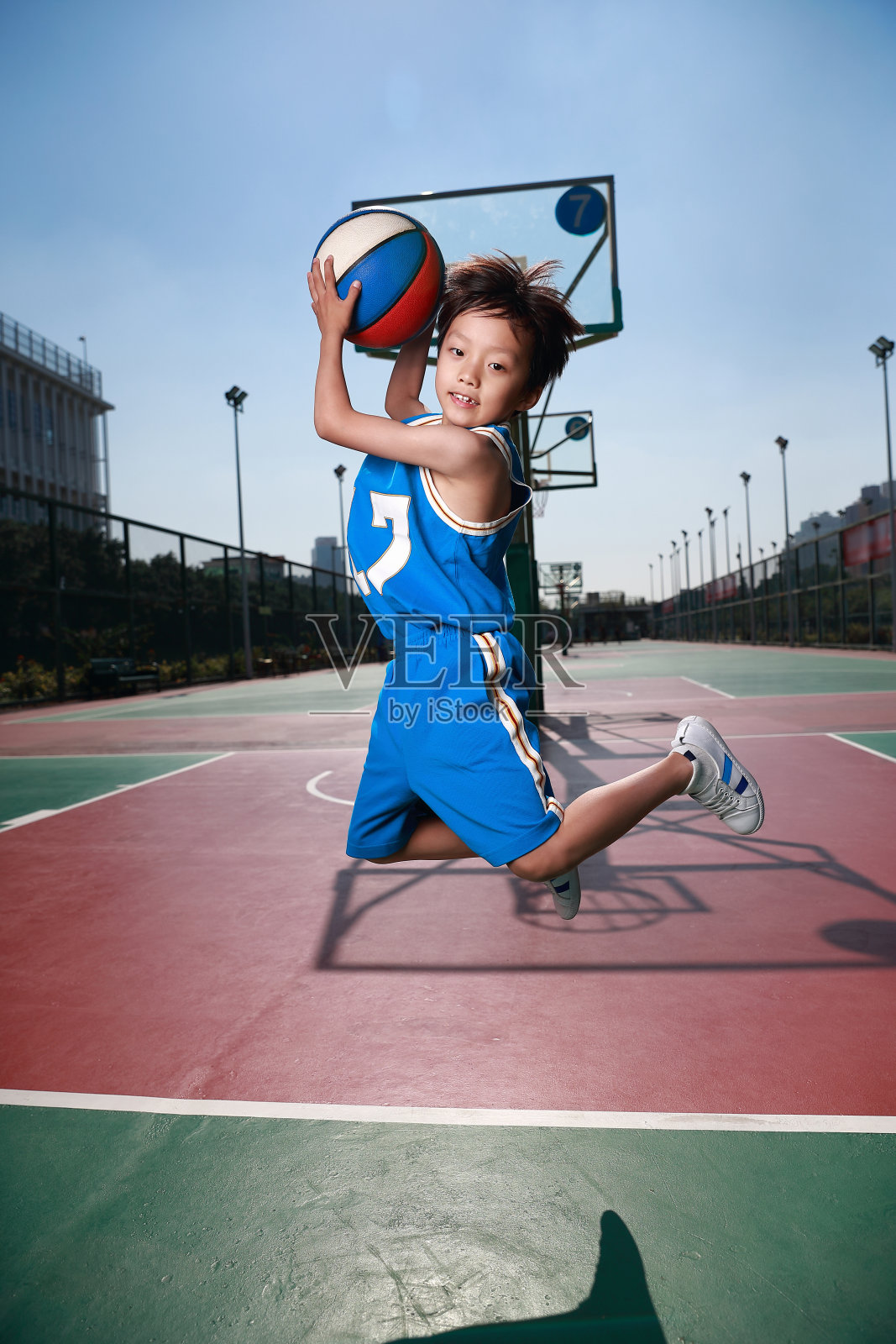 可爱的小男孩在打篮球照片摄影图片
