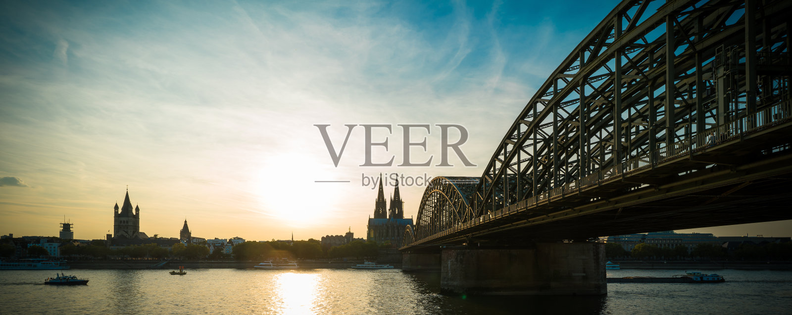 科隆，霍亨索伦大桥和日落时分的大教堂照片摄影图片