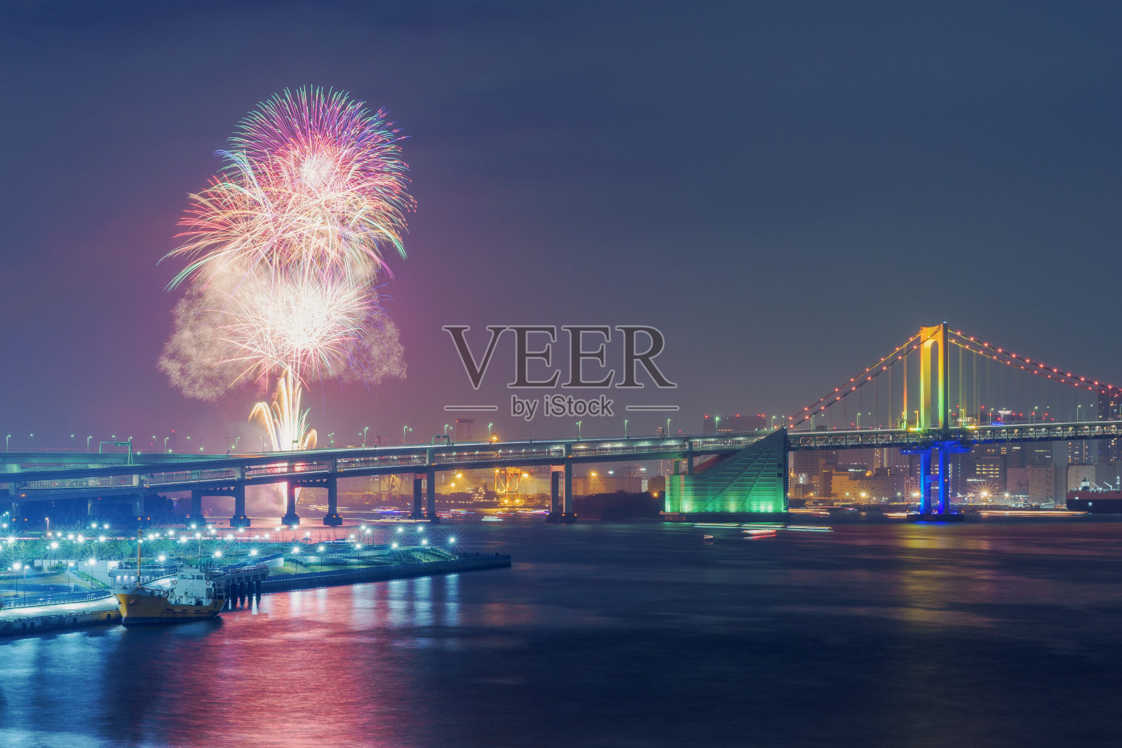 烟花和彩虹桥在东京的夜晚照片摄影图片