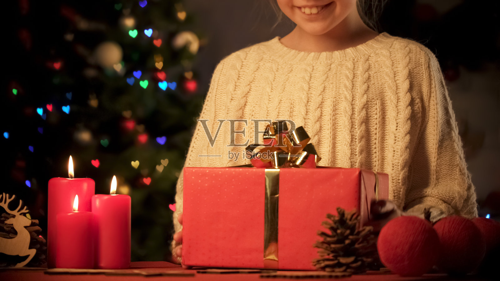 快乐的女孩享受着装在大而明亮的礼盒里的圣诞礼物，惊喜照片摄影图片