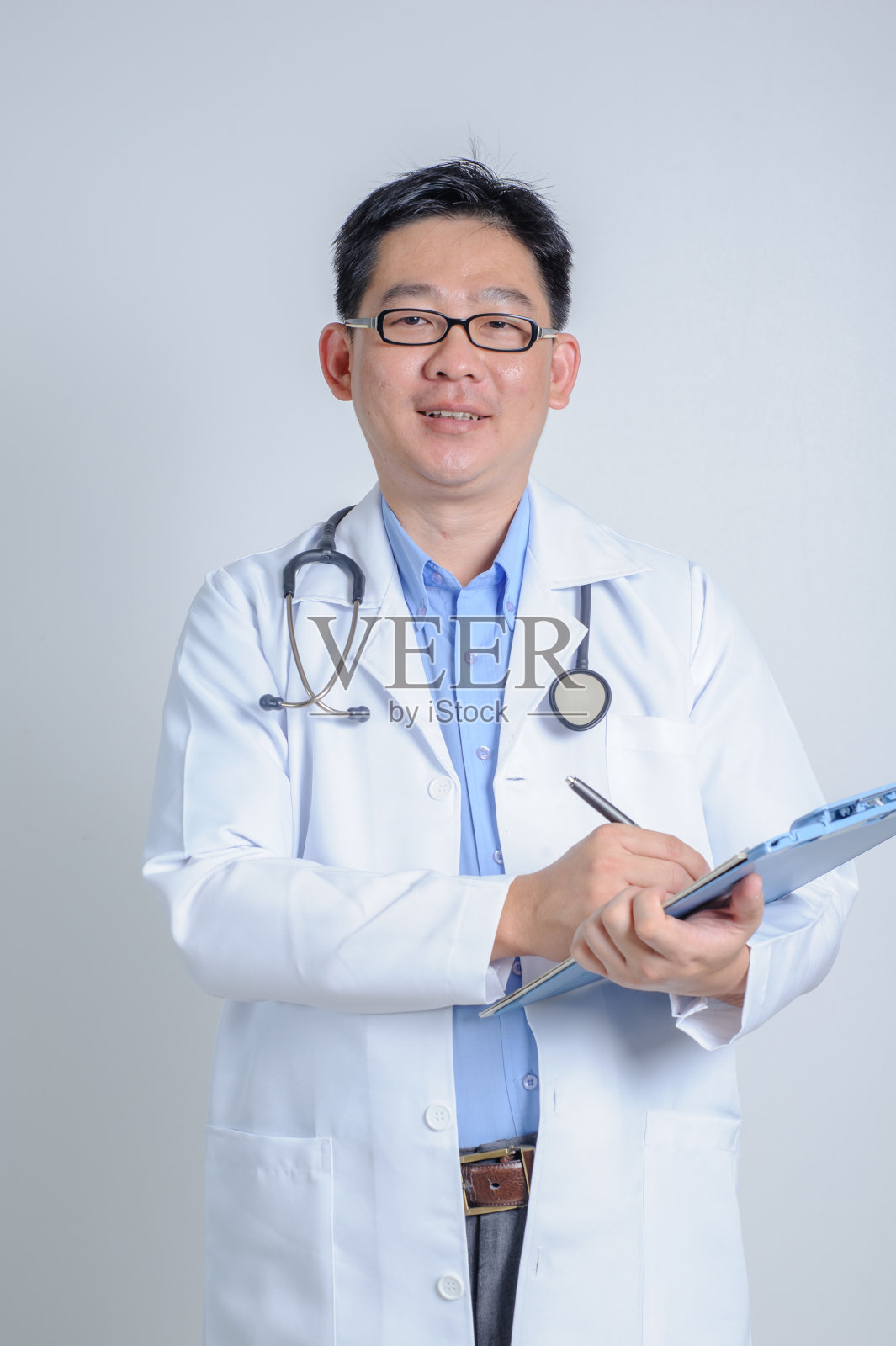 年轻的亚洲医生与听诊器照片摄影图片