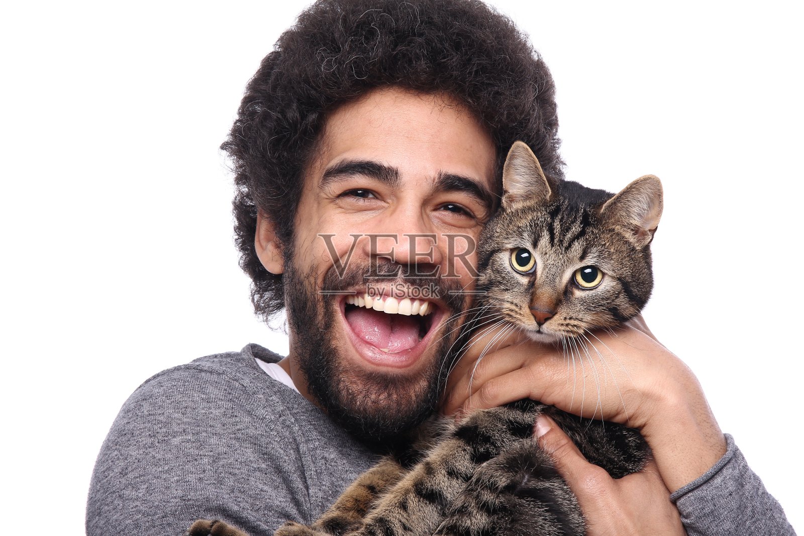 漂亮的非洲发型男人和一只猫照片摄影图片