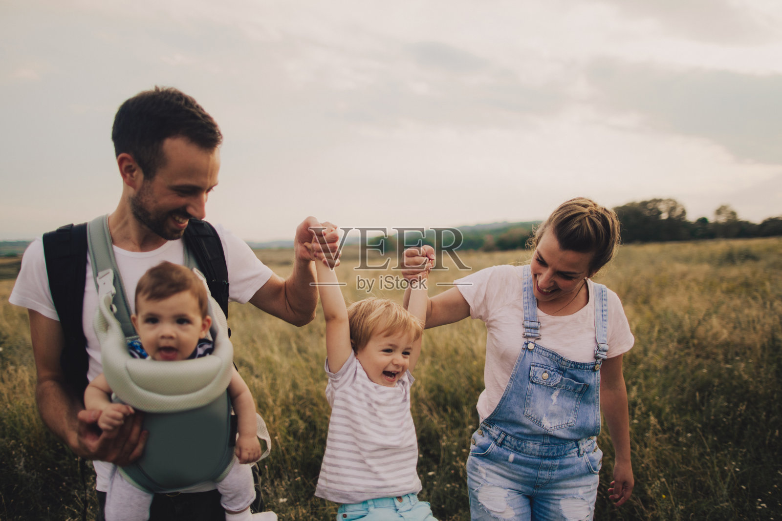 家庭户外活动时间照片摄影图片