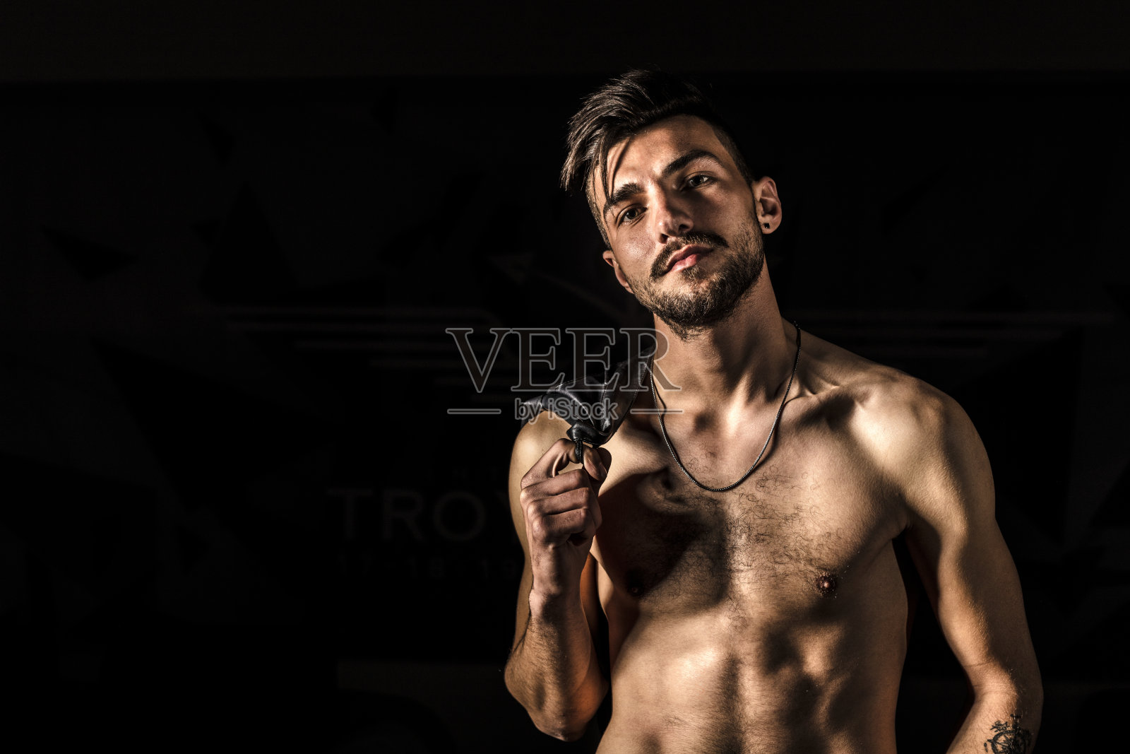 他长得粗犷英俊照片摄影图片