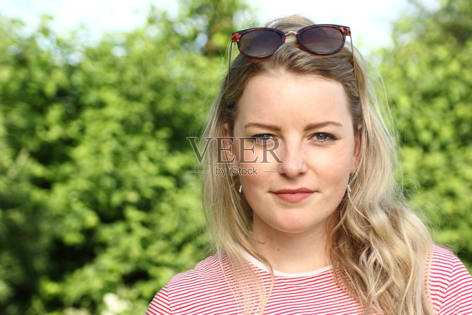 白人以外的女人照片摄影图片