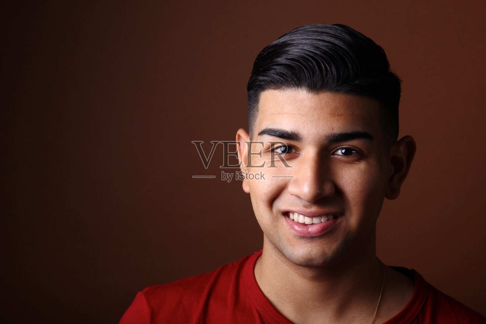 彩色背景前的土耳其男人照片摄影图片