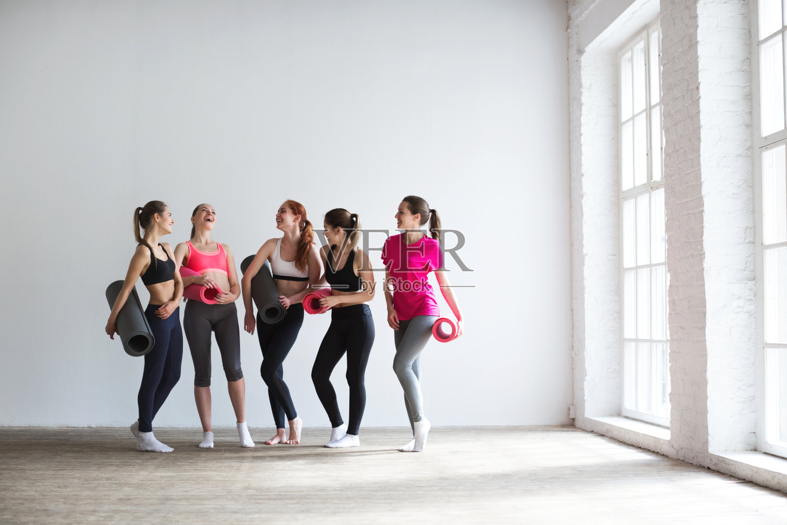 一群在健身房健身的快乐女性。照片摄影图片