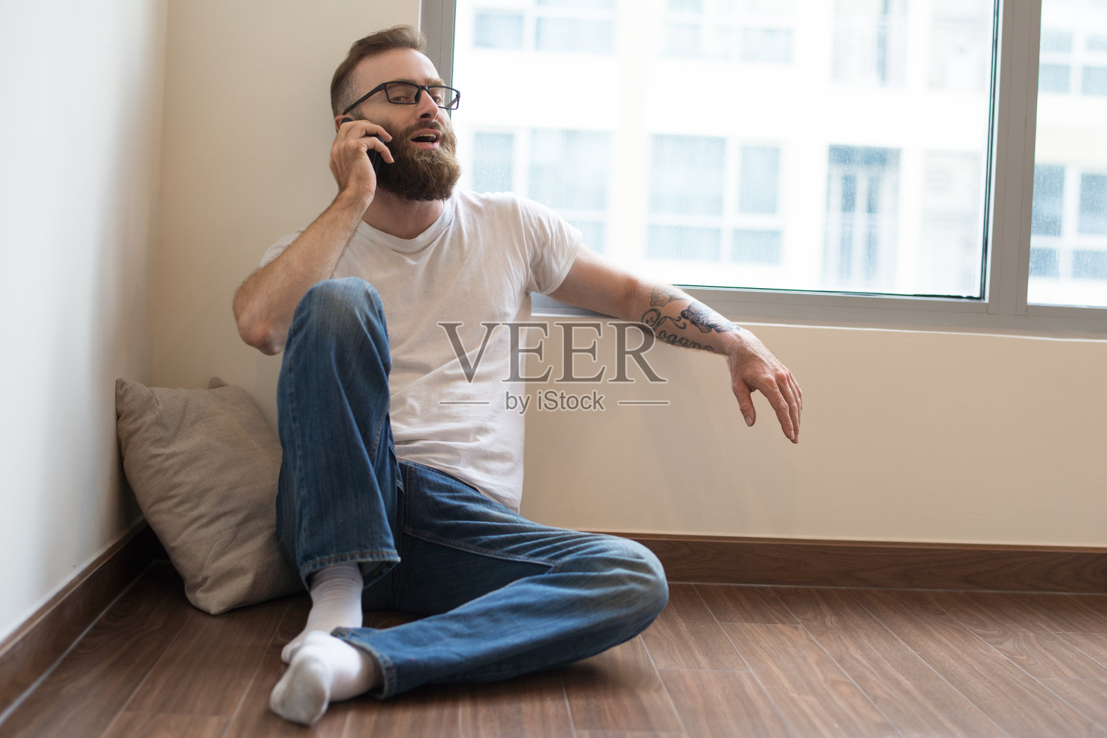 自信英俊的年轻人戴着眼镜在打电话照片摄影图片