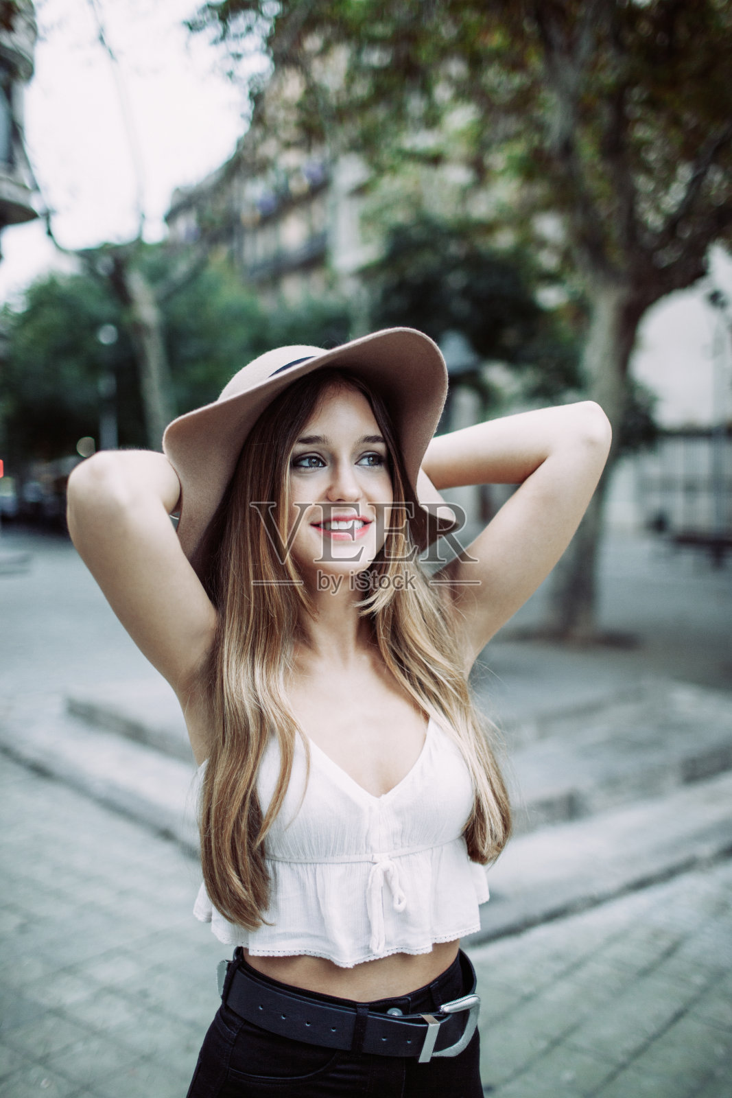 微笑梦幻的年轻女士在帽子享受旅游照片摄影图片