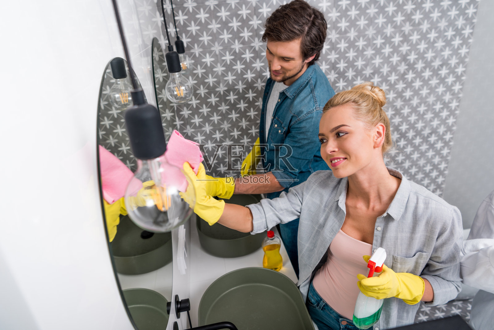 帅哥美女在浴室里擦镜子照片摄影图片