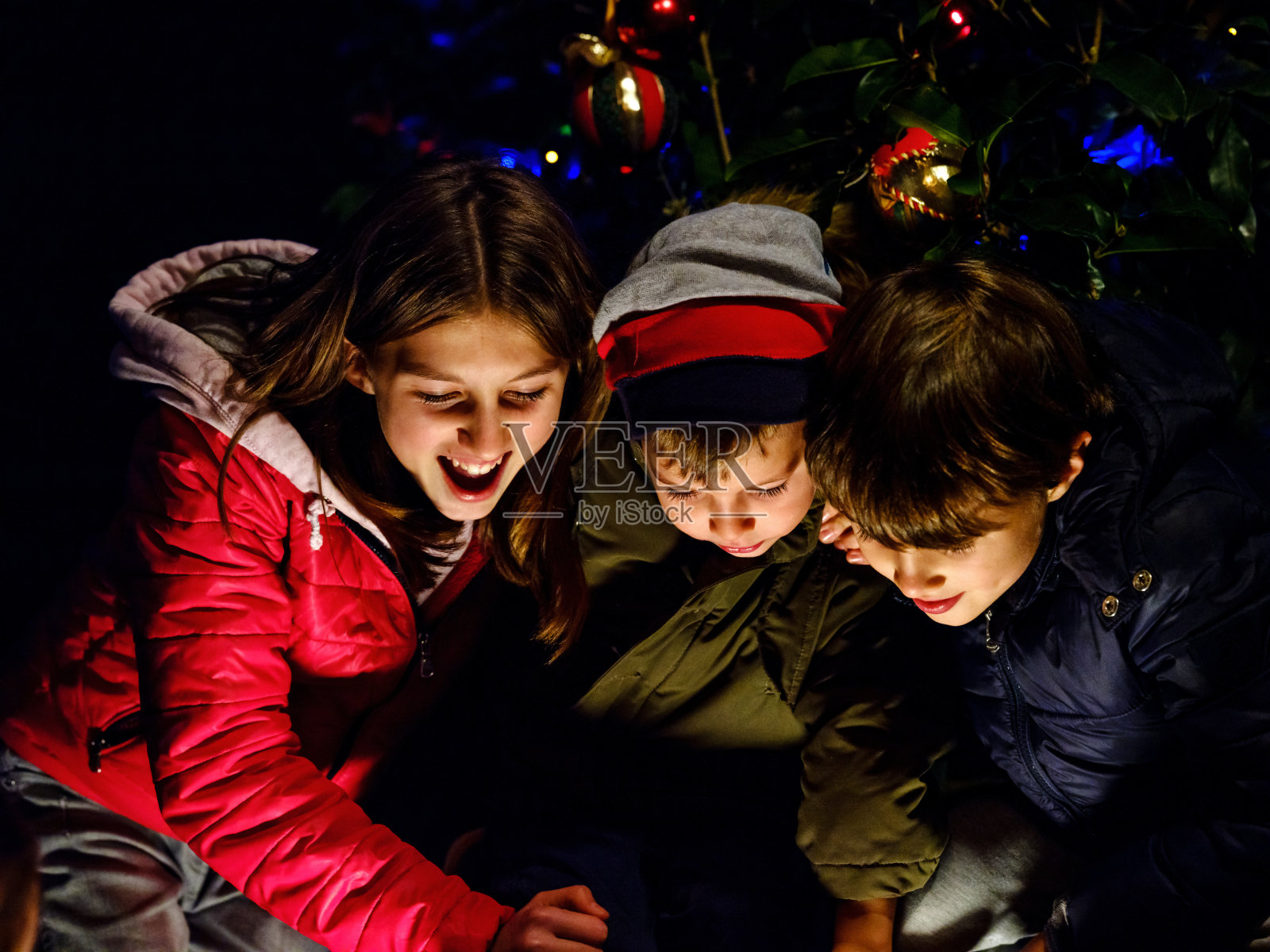 孩子们装饰圣诞树照片摄影图片
