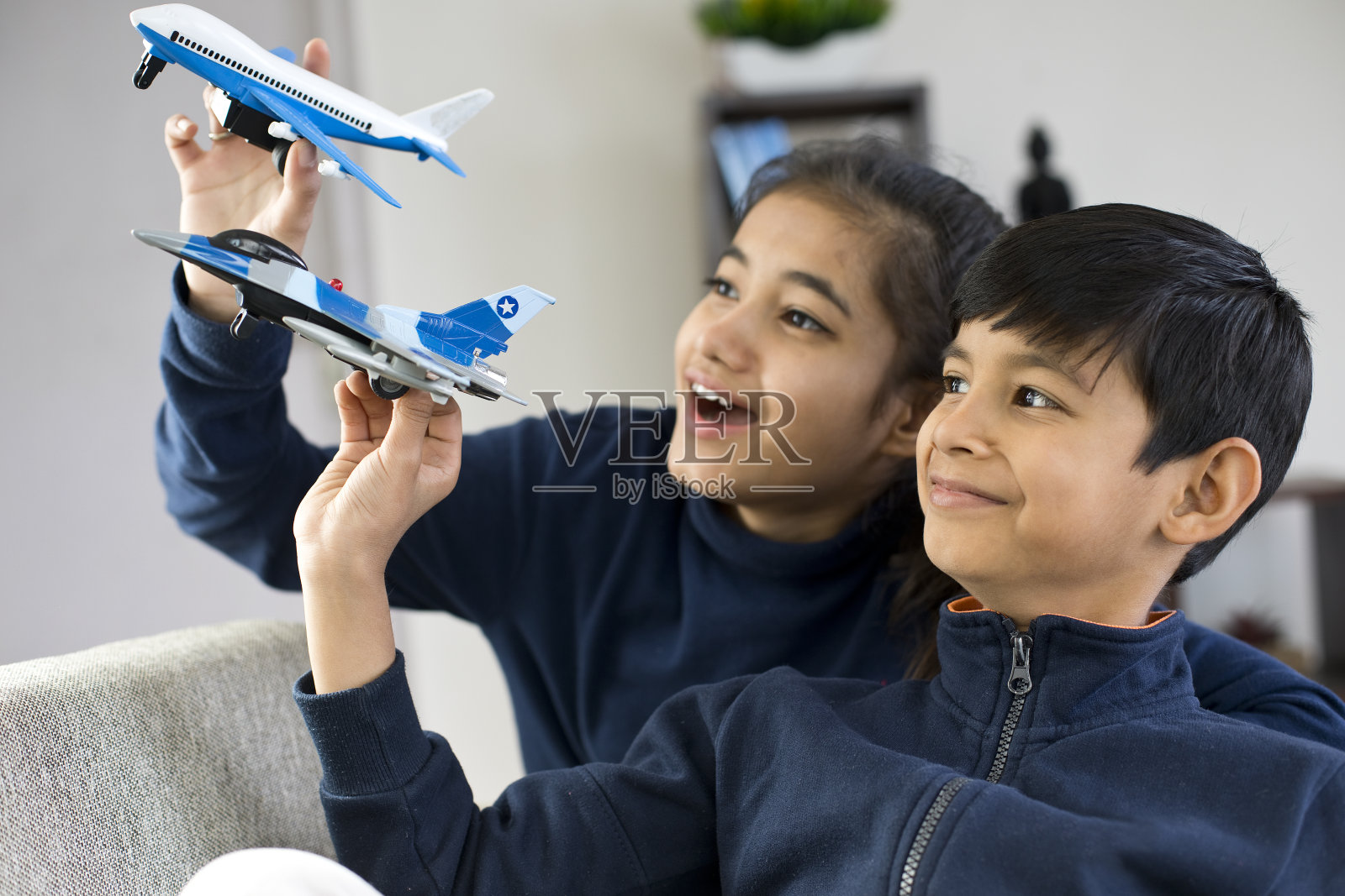 孩子们在玩玩具飞机照片摄影图片