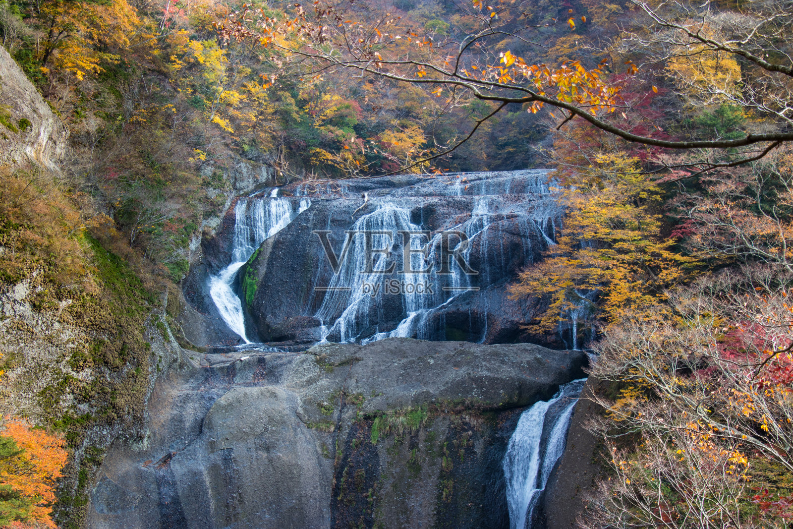 日本茨城县久治区dai - o-cho福田瀑布的秋叶照片摄影图片