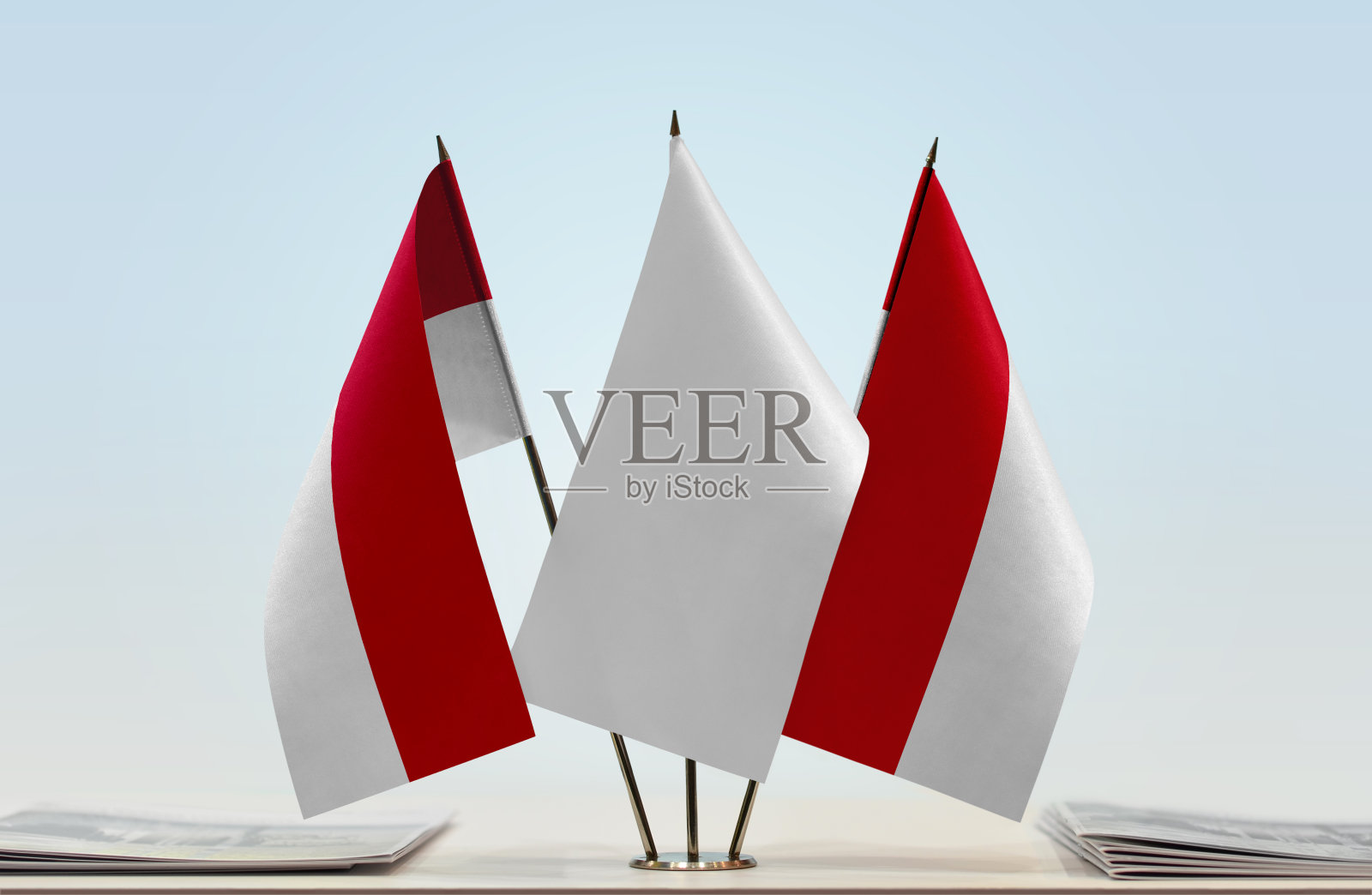 两面类似的摩纳哥国旗照片摄影图片