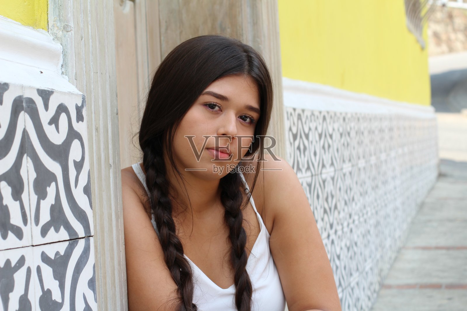 有复印空间的坚定年轻女人照片摄影图片