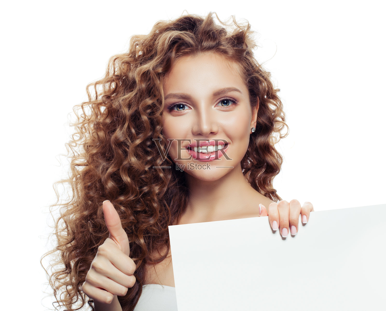 幸福的女人竖起大拇指，孤立地拿着白纸空纸板照片摄影图片