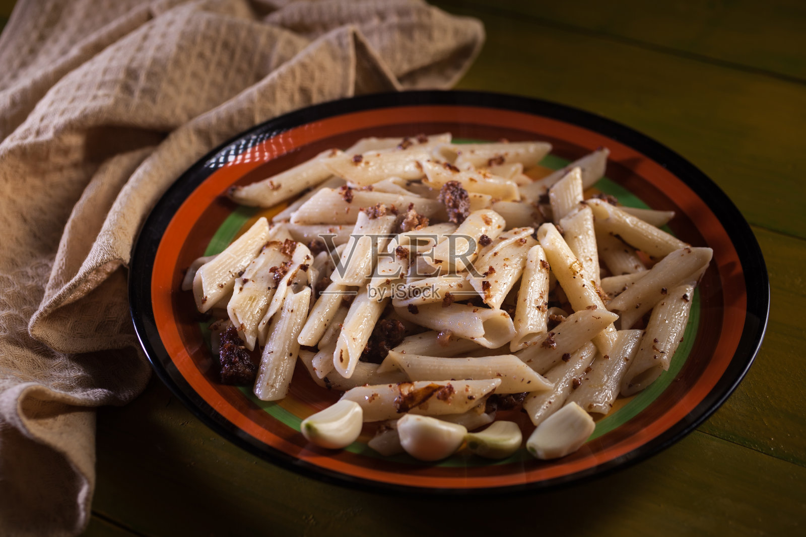 黄色木桌上放着海军蓝风格的蒜蓉意大利面。Makarony po-flotski，俄罗斯菜照片摄影图片