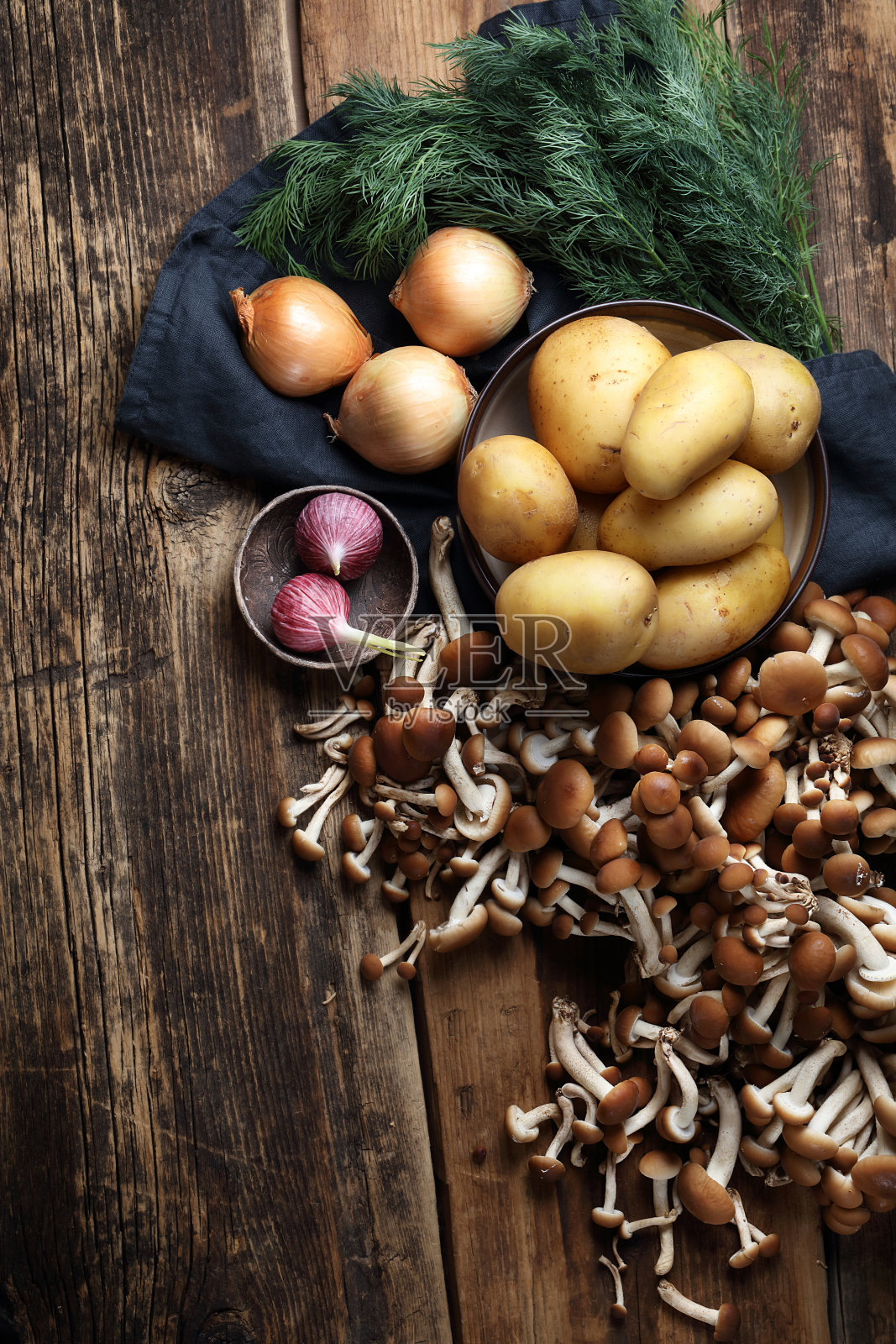 生土豆，洋葱，莳萝，大蒜和蘑菇照片摄影图片