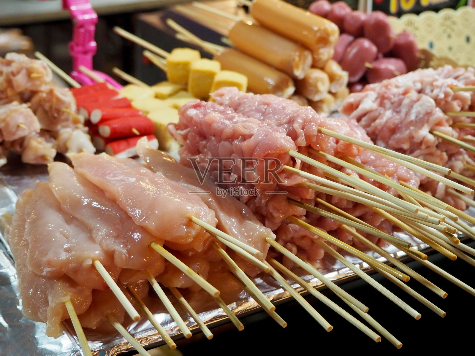 烧烤用的什锦生肉串照片摄影图片