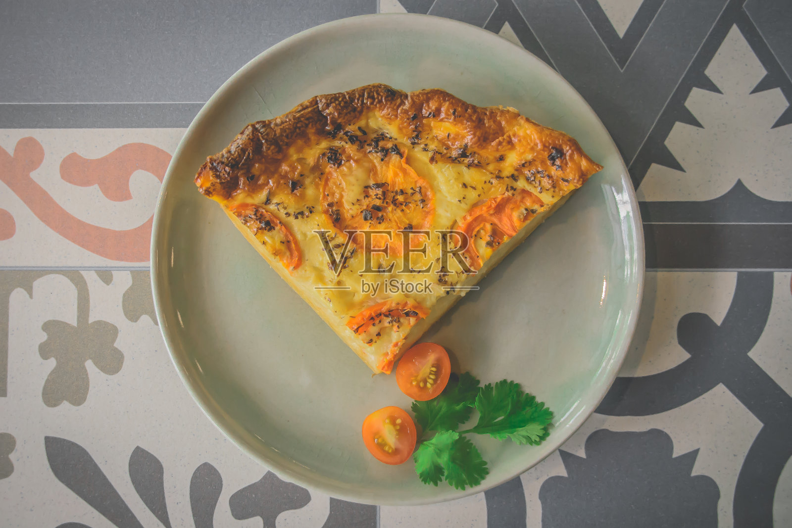 自制乳蛋饼加洋葱和番茄片。配菜沙拉。照片摄影图片