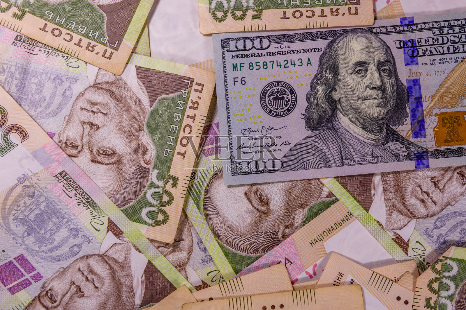 许多乌克兰格里夫纳上印着一百美元钞票照片摄影图片