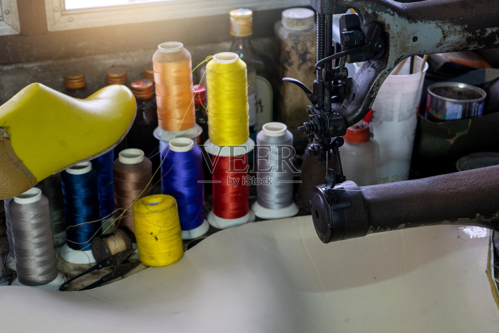 制鞋工人的工作场所与缝制皮革照片摄影图片