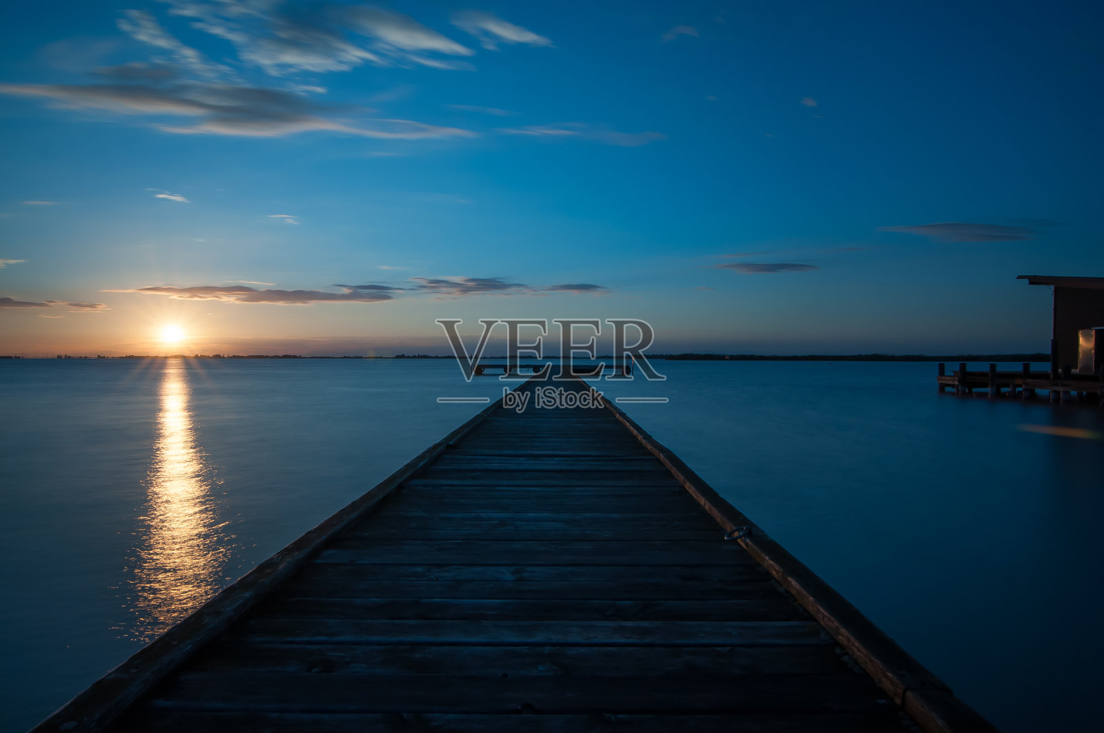 浪漫的早晨日出，奥地利neusiedlersee照片摄影图片