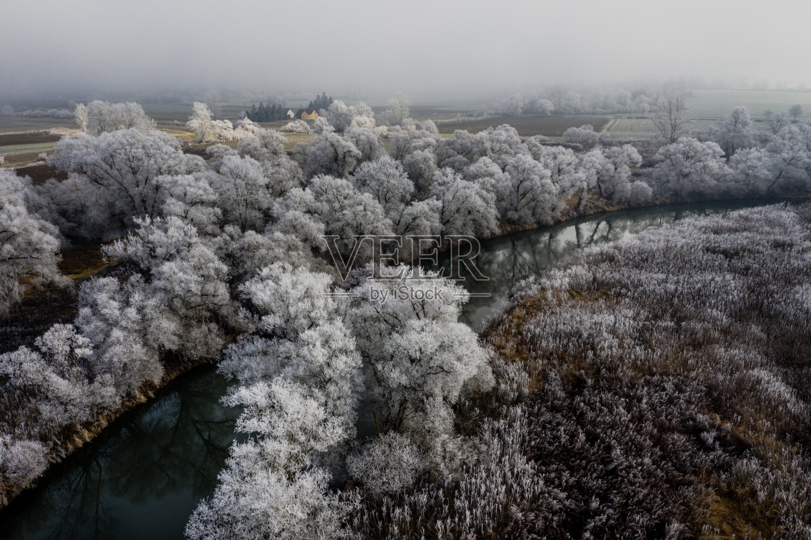 冬季河流鸟瞰图照片摄影图片